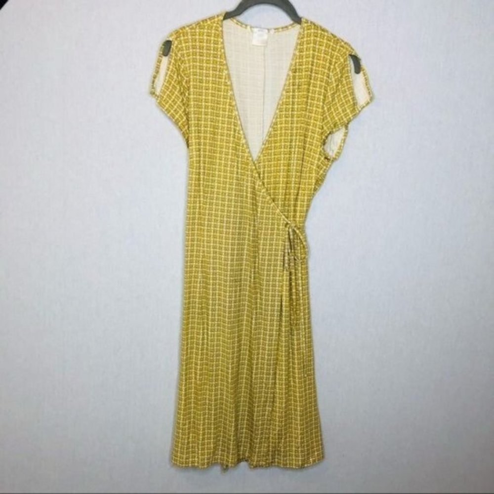 Short sleeve wrap dress with gold chain print